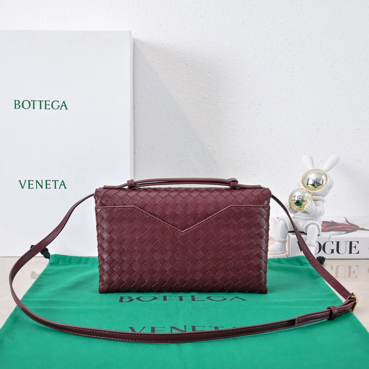 Batch 1660 #Bv new Knot Lock crossbody bag 🎈2025 early spring kont lock new series is hot on the market 🔥The brand's classic weaving process, with kont's metal rotating buttons, are exquisite and eye-catching, which is a luxurious embellishment of details. The upper body is elegant and elegant, with internal double compartments + card slots + back compartment. Super versatile, multiple carrying methods, detachable shoulder strap, portable/shoulder/cross-body, retro and fashionable, easy to carry with exquisite old-line style🫴 Model: 7191 Size: 25x16x5.5